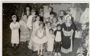 Oct 1968 fiesta disfraces en casa de AD