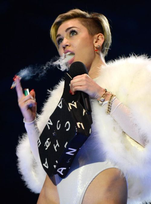 Miley fumando