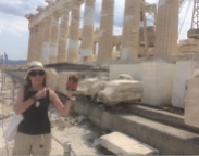 Bego señalando Platón Partenón sin editar2